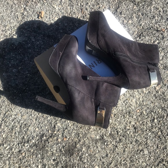 H&M-black suede ankle boots side zipper & front platform. 4 1/2 heel, size 8.5 - Picture 3 of 4